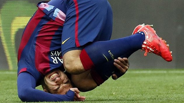 Útočník Barcelony Luis Suárez v zápase s Málagou. Útočník Barcelony Luis Suárez v zápase s Málagou.