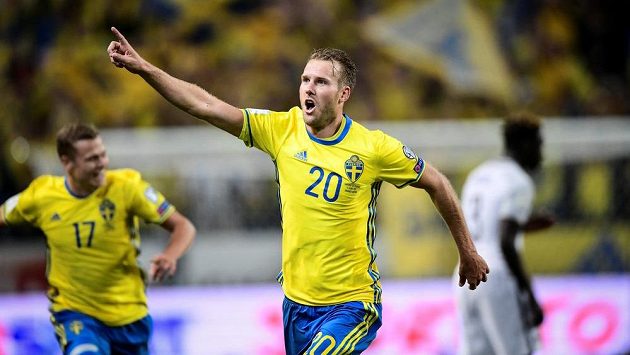 Švédský útočník Ola Toivonen slaví. V nastavení vstřelil gól do sítě Francie v utkání kvalifikace o postup na fotbalové MS 2018. Pikantnější je vše o to víc, že hraje francouzskou ligu za Toulouse. Švédský útočník Ola Toivonen slaví. V nastavení vstřelil gól do sítě Francie v utkání kvalifikace o postup na fotbalové MS 2018. Pikantnější je vše o to víc, že hraje francouzskou ligu za Toulouse.