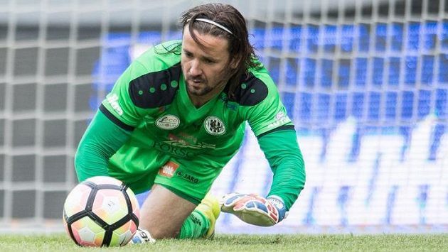 Hradecký brankář Radim Ottmar v akci. Hradecký brankář Radim Ottmar v akci.