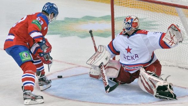 Slovenský gólman v dresu CSKA v akci. Rastislav Staňa takto likviduje šanci krajana Luboše Bartečka ze Lva Praha. Slovenský gólman v dresu CSKA v akci. Rastislav Staňa takto likviduje šanci krajana Luboše Bartečka ze Lva Praha.