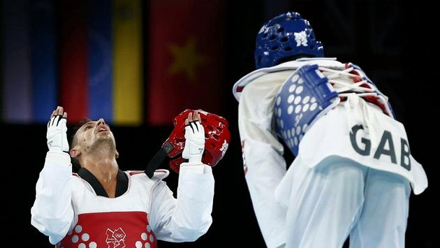 Italský taekwondista Carlo Molfetta (vlevo) se raduje z vítěství nad Anthonym Obamem z Gabonu v kategorii nad 80 kg ve finále olympijského turnaje. Italský taekwondista Carlo Molfetta (vlevo) se raduje z vítěství nad Anthonym Obamem z Gabonu v kategorii nad 80 kg ve finále olympijského turnaje.