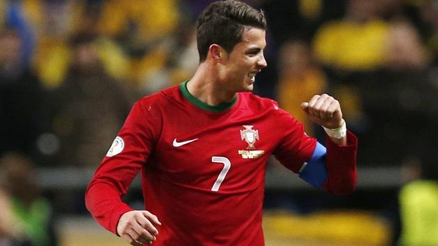 Cristiano Ronaldo oslavuje svůj hattrick do sítě Švédska. Cristiano Ronaldo oslavuje svůj hattrick do sítě Švédska.