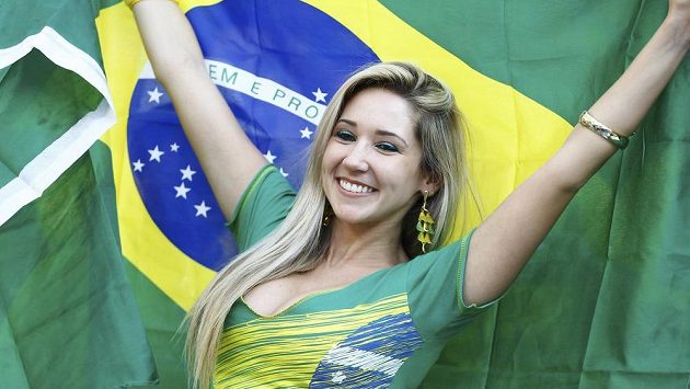 Brazilská fanynka pózuje s vlajkou během zápasu s Chorvatskem. Brazilská fanynka pózuje s vlajkou během zápasu s Chorvatskem.