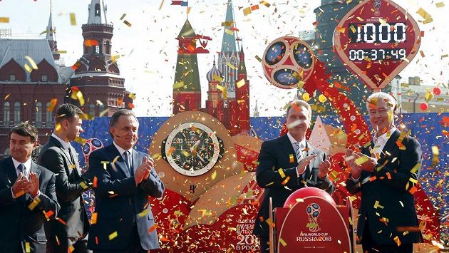 Ruští sportovní funkcionáři a brankář tamní fotbalové reprezentace Igor Akinfejev (druhý zleva) při slavnostním ceremoniálu v Moskvě. Ruští sportovní funkcionáři a brankář tamní fotbalové reprezentace Igor Akinfejev (druhý zleva) při slavnostním ceremoniálu v Moskvě.