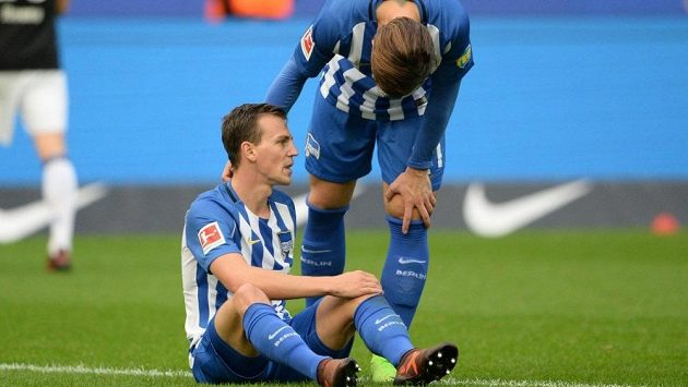 Český fotbalista Vladimír Darida zatím po zranění odehrál v bundeslize jen pár minut. Trenér Herty Berlín zatím skládá základní sestavu bez českého reprezentanta. Český fotbalista Vladimír Darida zatím po zranění odehrál v bundeslize jen pár minut. Trenér Herty Berlín zatím skládá základní sestavu bez českého reprezentanta.