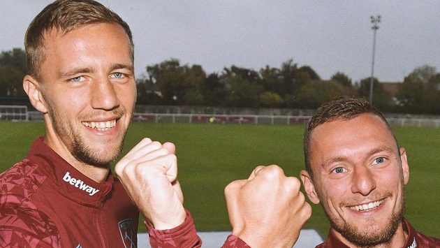 Tomáš Souček (vlevo) a Vladimír Coufal v barvách West Hamu. Tomáš Souček (vlevo) a Vladimír Coufal v barvách West Hamu.