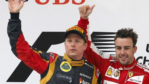 Dnes soupeři, příští rok parťáci. Kimi Räikkönen v barvách Lotusu (vlevo) a pilot Ferrari Fernando Alonso na stupních vítězů po Velké ceně Číny. Dnes soupeři, příští rok parťáci. Kimi Räikkönen v barvách Lotusu (vlevo) a pilot Ferrari Fernando Alonso na stupních vítězů po Velké ceně Číny.
