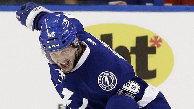 Útočník Tampy Bay Nikita Kučerov oslavuje svou premiérovou trefu v NHL. Útočník Tampy Bay Nikita Kučerov oslavuje svou premiérovou trefu v NHL.