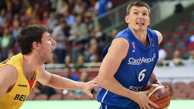 Český basketbalista Pavel Pumprla (vpravo) během zápasu s Belgií. Český basketbalista Pavel Pumprla (vpravo) během zápasu s Belgií.