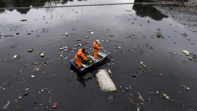 Úklid odpadků na řece Meriti před ústím do olympijské zátoky Guanabara Bay v Riu. Úklid odpadků na řece Meriti před ústím do olympijské zátoky Guanabara Bay v Riu.