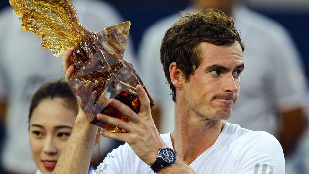 Andy Murray s trofejí pro vítěze turnaje v Šen-čenu. Andy Murray s trofejí pro vítěze turnaje v Šen-čenu.