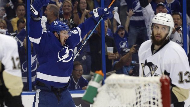 Obránce Tampy Andrej Šustr (62) slaví svůj premiérový gól v letošním play off NHL. Obránce Tampy Andrej Šustr (62) slaví svůj premiérový gól v letošním play off NHL.