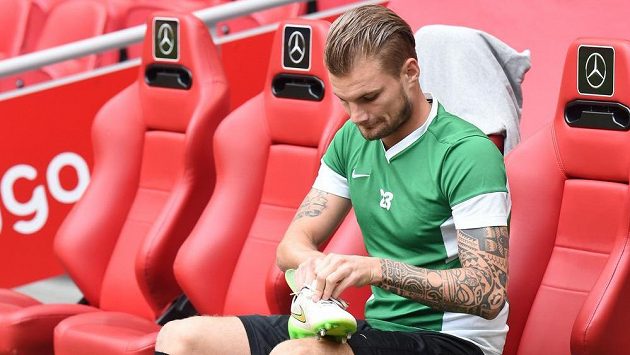 Jablonecký stoper Vít Beneš na tréninku před úvodním utkáním play off Evropské ligy s Ajaxem. Jablonecký stoper Vít Beneš na tréninku před úvodním utkáním play off Evropské ligy s Ajaxem.