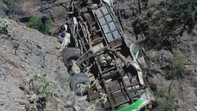 Zničený autobus po pádu do propasti. Zničený autobus po pádu do propasti.