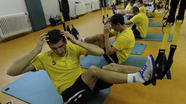 Po domácí přípravě odlétají fotbalisté Teplice za teplem na Kypr. Na snímku Admir Ljevakovič a jeho spoluhráči v tělocvičně. Po domácí přípravě odlétají fotbalisté Teplice za teplem na Kypr. Na snímku Admir Ljevakovič a jeho spoluhráči v tělocvičně.