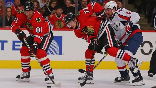 Marián Hossa během utkání Chicaga s Washingtonem. V závěsu Artěmij Panarin v souboji s Justinem Williamsem. Marián Hossa během utkání Chicaga s Washingtonem. V závěsu Artěmij Panarin v souboji s Justinem Williamsem.