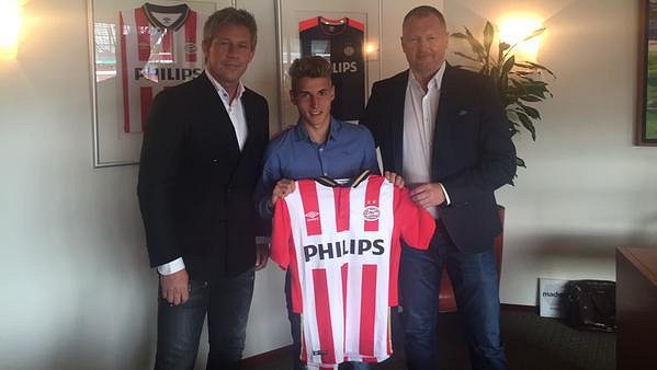 Michal Sadílek pózuje s dresem nizozemského mistra PSV. Michal Sadílek pózuje s dresem nizozemského mistra PSV.