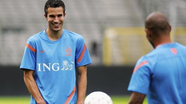 Robin van Persie (vlevo) na tréninku nizozemské reprezentace před přípravným duelem s Belgií. Robin van Persie (vlevo) na tréninku nizozemské reprezentace před přípravným duelem s Belgií.