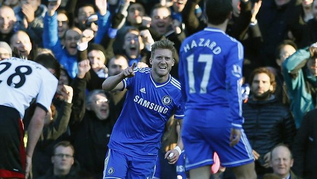 Útočník Chelsea André Schürrle se raduje z jedné ze svých tří branek na hřišti Fulhamu. Útočník Chelsea André Schürrle se raduje z jedné ze svých tří branek na hřišti Fulhamu.