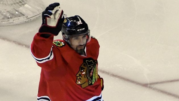Obránce Chicaga Blackhawks Michal Rozsíval slaví gól v utkání NHL proti týmu Arizona Coyotes. Obránce Chicaga Blackhawks Michal Rozsíval slaví gól v utkání NHL proti týmu Arizona Coyotes.