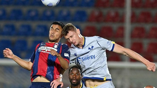 Adam Ounas (vlevo) z Crotone a Pawel Dawidowicz z Verony. Adam Ounas (vlevo) z Crotone a Pawel Dawidowicz z Verony.