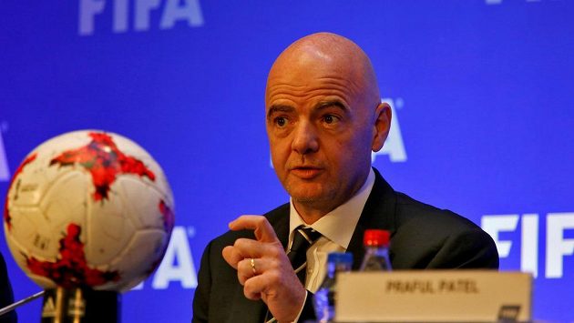 Šéf FIFA Gianni Infantino na tiskové konferenci v Kalkatě. Šéf FIFA Gianni Infantino na tiskové konferenci v Kalkatě.