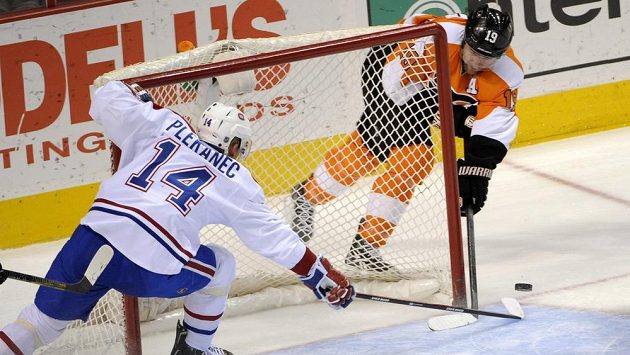 Tomáš Plekanec z Montrealu zabraňuje Scottu Hartnellovi z Philadelphie ve vstřelení branky. Tomáš Plekanec z Montrealu zabraňuje Scottu Hartnellovi z Philadelphie ve vstřelení branky.