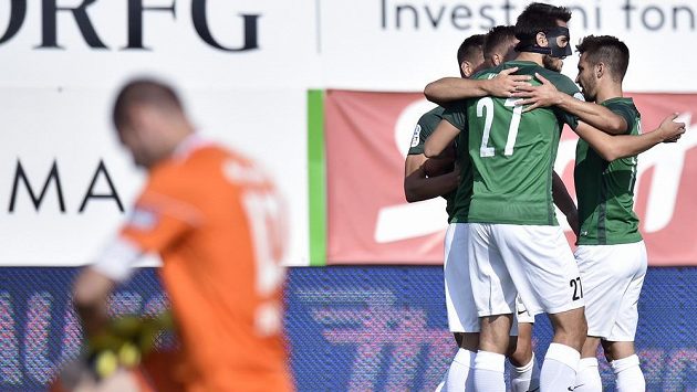 Fotbalisté Jablonce se radují z gólu, vpředu je překonaný brankář Zlína Stanislav Dostál. Fotbalisté Jablonce se radují z gólu, vpředu je překonaný brankář Zlína Stanislav Dostál.