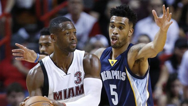 Dwyanea Wadea z Miami (vlevo) brání Courtney Lee z Memphisu. Dwyanea Wadea z Miami (vlevo) brání Courtney Lee z Memphisu.