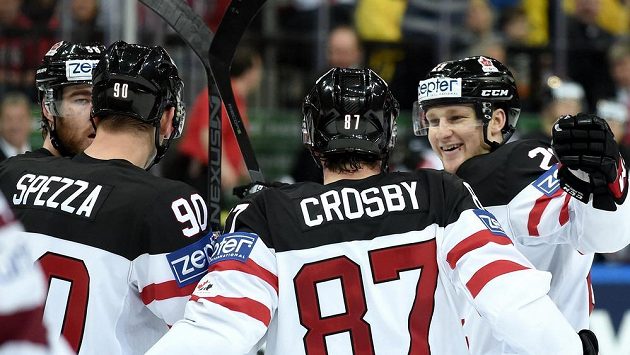 Hokejisté Kanady oslavují třetí gól proti Lotyšsku. Hokejisté Kanady oslavují třetí gól proti Lotyšsku.