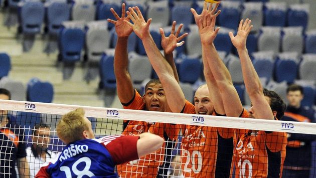 Český volejbalista Michal Kriško smečuje přes nizozemský trojblok ve složení Nimir Abdel-Aziz (zcela vlevo), Jasper Diefenbach (uprostřed) a Jeroen Rauwerdink. Český volejbalista Michal Kriško smečuje přes nizozemský trojblok ve složení Nimir Abdel-Aziz (zcela vlevo), Jasper Diefenbach (uprostřed) a Jeroen Rauwerdink.