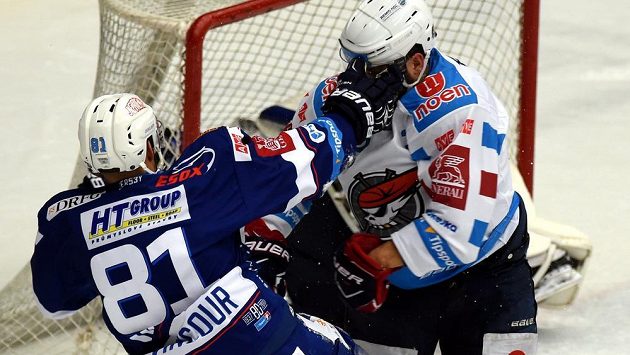 Bitka mezi Tomášem Vincourem (vlevo) z Brna a chomutovským Michalem Poletínem. Bitka mezi Tomášem Vincourem (vlevo) z Brna a chomutovským Michalem Poletínem.