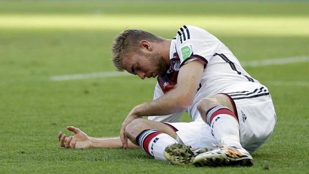 Christoph Kramer se svíjí v bolestech - z tvrdého střetu s argentinským stoperem Garayem si odnesl otřesem mozku. Christoph Kramer se svíjí v bolestech - z tvrdého střetu s argentinským stoperem Garayem si odnesl otřesem mozku.