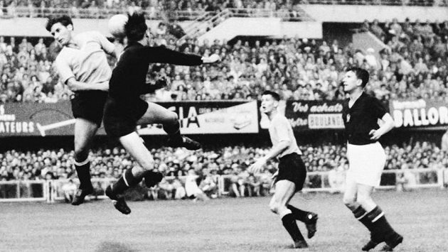 Maďarský gólman Gyula Grosics na dobovém snímku z roku 1954 zasahuje v utkání s Uruguayí. Maďarský gólman Gyula Grosics na dobovém snímku z roku 1954 zasahuje v utkání s Uruguayí.