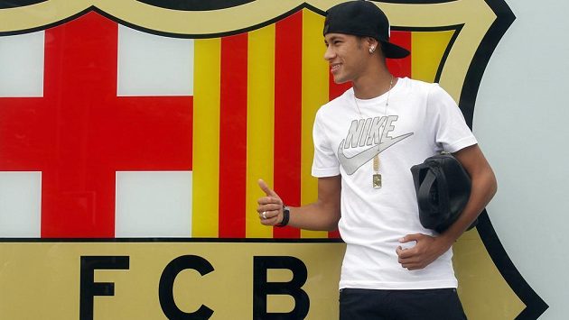 Brazilský fotbalista Neymar se stal oficiálně novou posilou Barcelony. Brazilský fotbalista Neymar se stal oficiálně novou posilou Barcelony.
