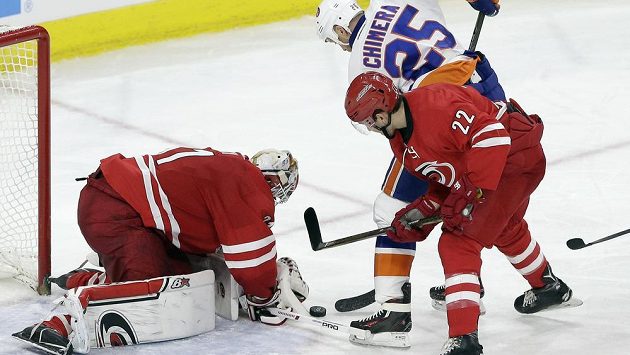Brankář týmu Carolina Hurricanes Eddie Lack posílí Švédsko na mistrovství světa. Brankář týmu Carolina Hurricanes Eddie Lack posílí Švédsko na mistrovství světa.