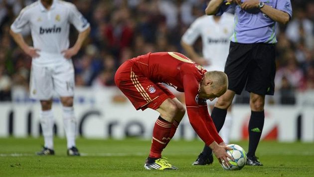 Fotbalista Bayernu Mnichov Arjen Robben si staví míč k pokutovému kopu v odvetě semifinále Ligy mistrů. Fotbalista Bayernu Mnichov Arjen Robben si staví míč k pokutovému kopu v odvetě semifinále Ligy mistrů.