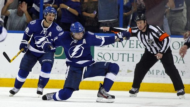 Steven Stamkos oslavuje gól v síti Washingtonu. Steven Stamkos oslavuje gól v síti Washingtonu.