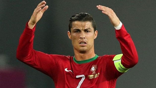 Hvězda portugalského výběru Cristiano Ronaldo zatím na Euru nijak nezáří Hvězda portugalského výběru Cristiano Ronaldo zatím na Euru nijak nezáří