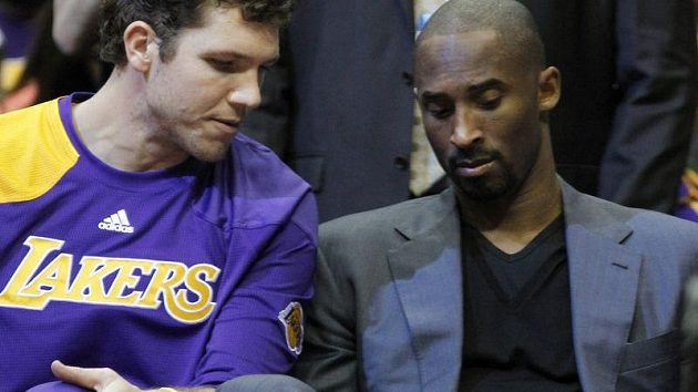 Kobe Bryant si poranil zápěstí a přípravné utkání proseděl na lavičce. Kobe Bryant si poranil zápěstí a přípravné utkání proseděl na lavičce.