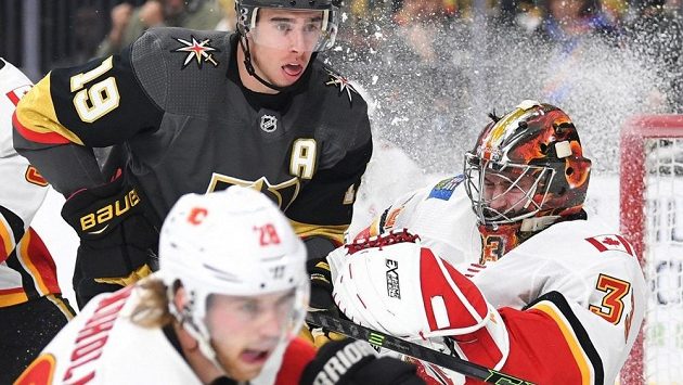 Brankář Calgary Flames David Rittich si připisuje jeden z úspěšných zákroků v souboji s Vegas Golden Knights. Brankář Calgary Flames David Rittich si připisuje jeden z úspěšných zákroků v souboji s Vegas Golden Knights.