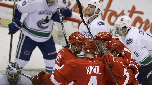Obránce Detroitu Jakub Kindl (číslo 4) oslavuje se spoluhráči gól Pavla Dacjuka v síti Vancouveru. Obránce Detroitu Jakub Kindl (číslo 4) oslavuje se spoluhráči gól Pavla Dacjuka v síti Vancouveru.