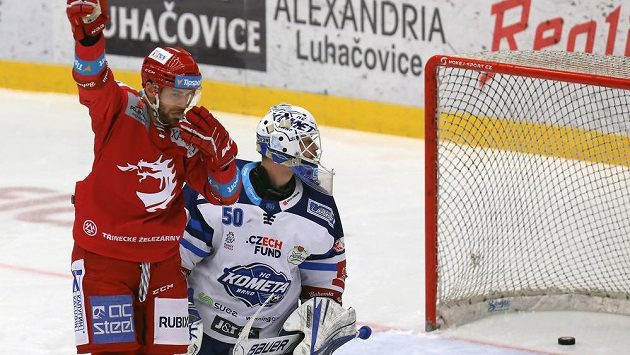 James Taylor Leier se raduje z prvního gólu Třince. Vpravo je brankář Brna Karel Vejmelka. James Taylor Leier se raduje z prvního gólu Třince. Vpravo je brankář Brna Karel Vejmelka.