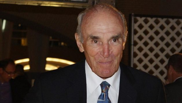 Harry Howell na archivním snímku. Harry Howell na archivním snímku.