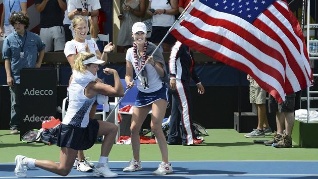 Američanky si postup užily! Svaly ukázala CoCo Vandewegheová, pusu od ucha k uchu měly Alison Riskeová (vpravo) a Shelby Rogersová. Američanky si postup užily! Svaly ukázala CoCo Vandewegheová, pusu od ucha k uchu měly Alison Riskeová (vpravo) a Shelby Rogersová.
