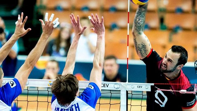 Německý volejbalista György Grozer (vpravo) smečuje ve čtvrtfinále ME proti České republice. Německý volejbalista György Grozer (vpravo) smečuje ve čtvrtfinále ME proti České republice.