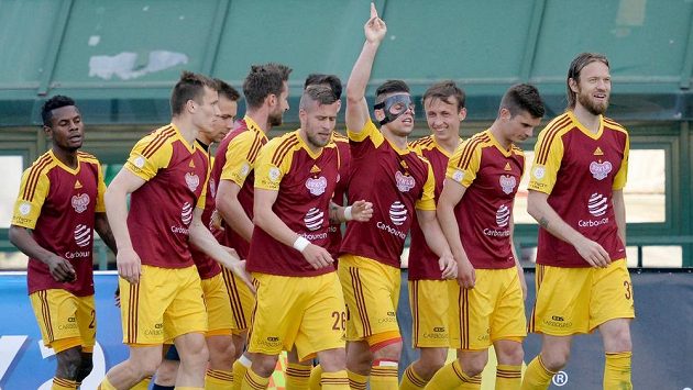 Fotbalisté Dukly slaví gól Ondřeje Vrzala (čtvrtý zprava) v zápase s Olomoucí. Fotbalisté Dukly slaví gól Ondřeje Vrzala (čtvrtý zprava) v zápase s Olomoucí.