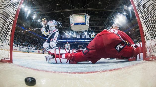 Liberecký útočník Koba Jass střílí gól ze samostatného nájezdu brankáři Slavie Dominiku Furchovi. Liberecký útočník Koba Jass střílí gól ze samostatného nájezdu brankáři Slavie Dominiku Furchovi.