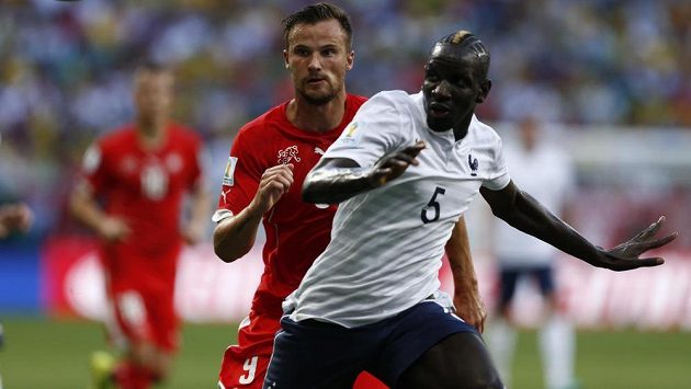 Francouzský stoper Mamadou Sakho (v bílém dresu) v souboji s Harisem Seferovicem ze Švýcarska. Francouzský stoper Mamadou Sakho (v bílém dresu) v souboji s Harisem Seferovicem ze Švýcarska.