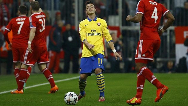 Záložník Arsenalu Mesut Özil během utkání Ligy mistrů na hřišti Bayernu Mnichov. Záložník Arsenalu Mesut Özil během utkání Ligy mistrů na hřišti Bayernu Mnichov.